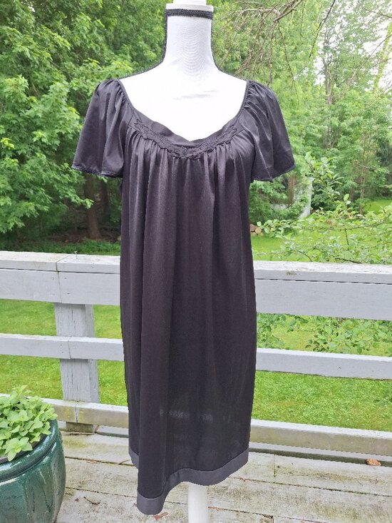 Other - Vanity Fair black capped sleeve night gown/nightie. Size Medium